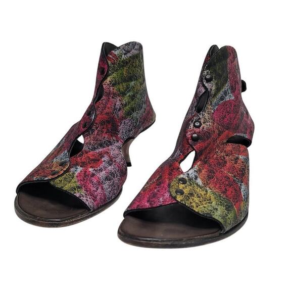 Cydwoq  Boomerang Heel - Picture 2 of 8